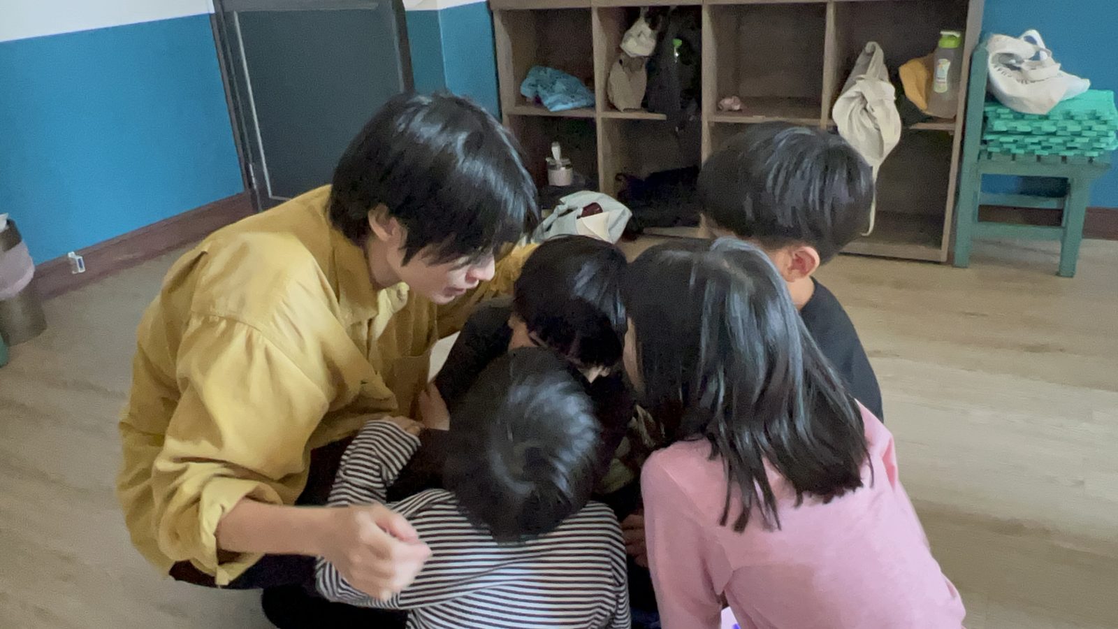 灣裡長老教會對話實驗室前導活動：帶領人與孩子們圍成一圈，專注互動